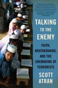 Baixar Talking to the Enemy: Faith, Brotherhood, and the (Un)Making of Terrorists pdf, epub, eBook